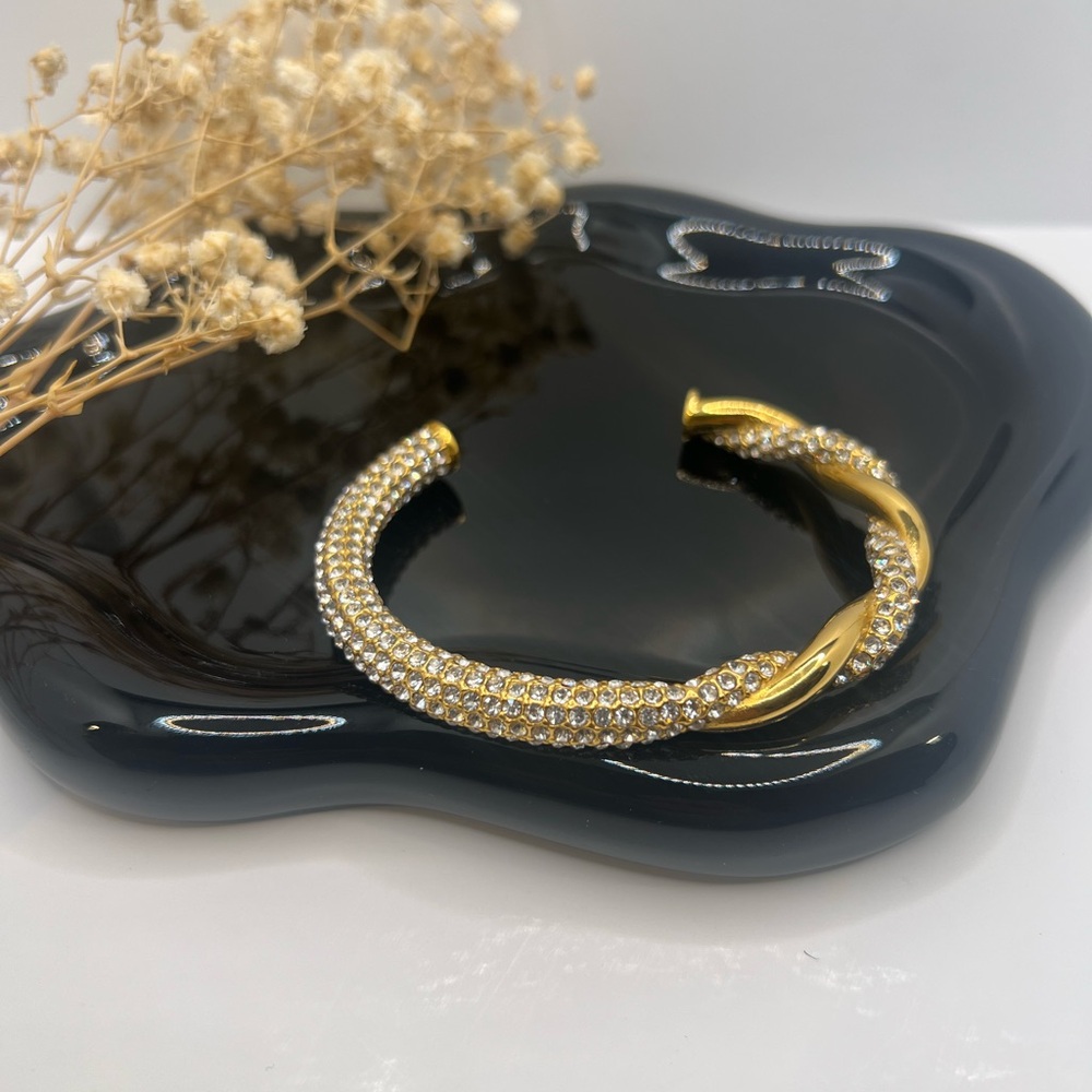 NEW 18K GOLD PLATED LUXE CUFF BRACELET – TWISTED ZIRCON DESIGN - Picture 6 of 6